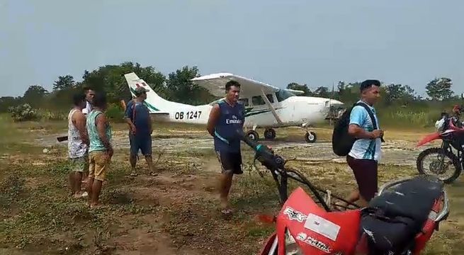 CONMOCIÓN. Pasajeros que esperaban su vuelo quedaron sorprendidos. (Foto: Captura de video)