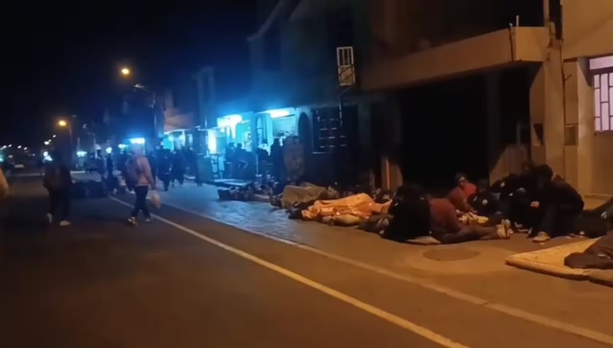  Mineros duermen a un costado del Puente Ocoña y bloquean carretera principal