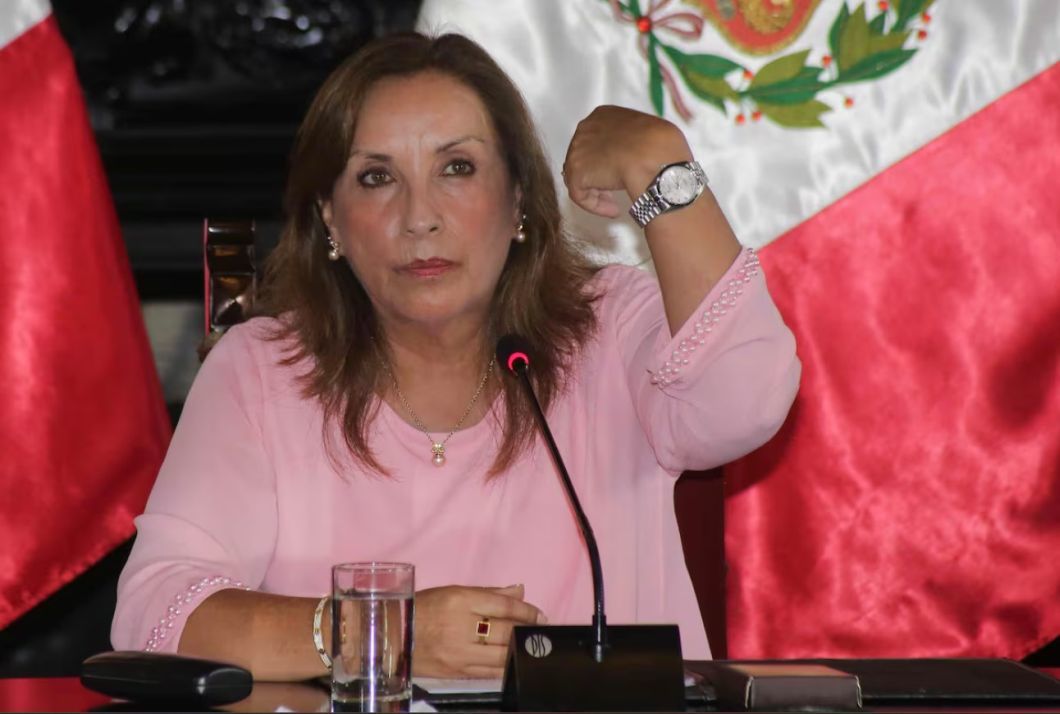  Dina Boluarte mostrando su rolex