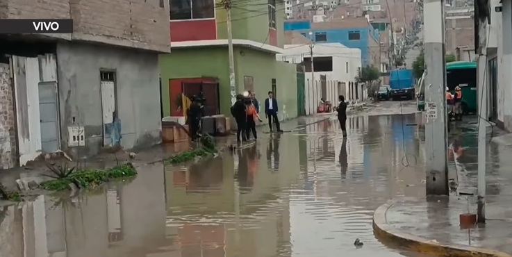 Los vecinos vienen trabajando para retirar el agua de sus viviendas. (Foto: captura de video)