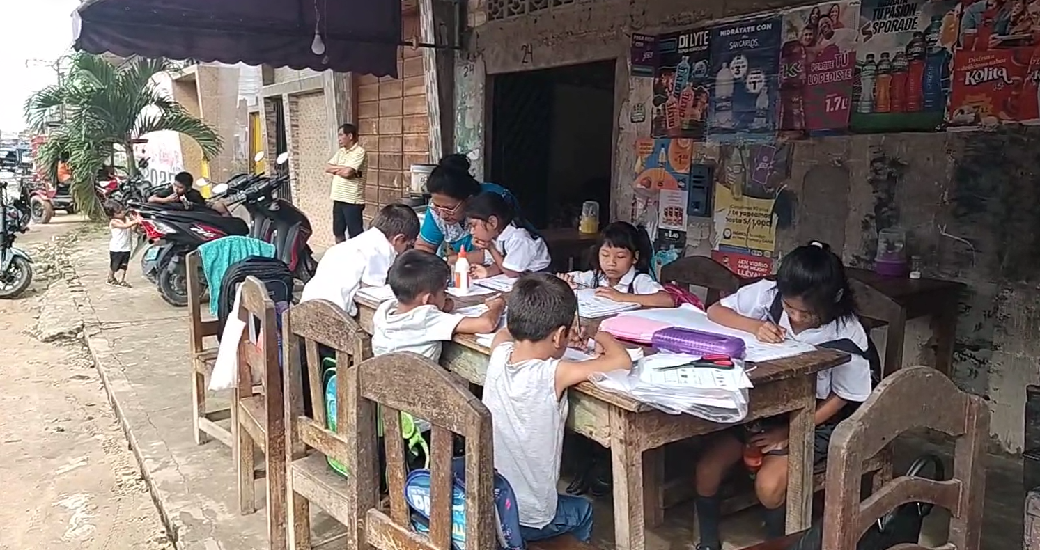niños estudiando en restobar