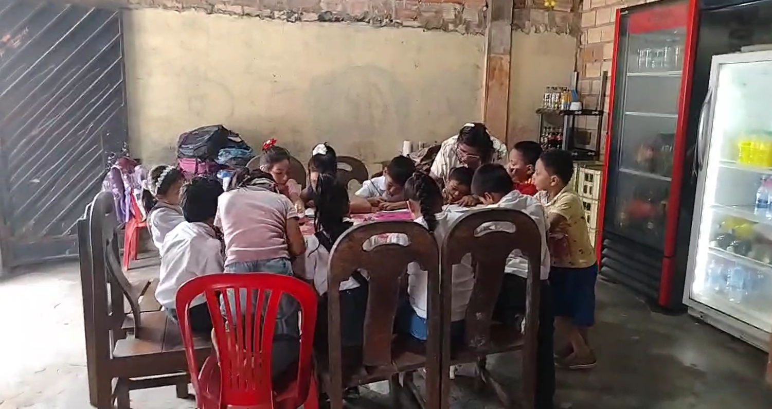 niños estudiando en restobar
