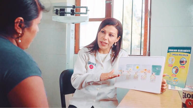 Nutricionista de Gloria.  Recomienda incluir leche o derivados de 2 a 3 porciones al día.