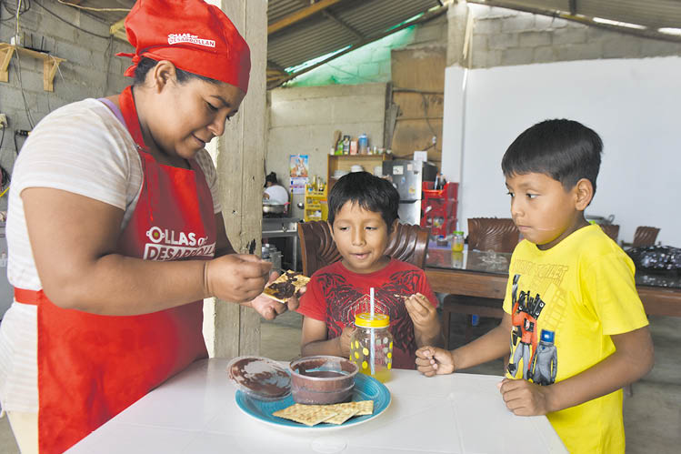 Alimentar el futuro. Las ollas comunes y comedores populares son actores importantes en la nutrición de los niños. Platos a base de sangrecita, como este mousse, son parte de la oferta.