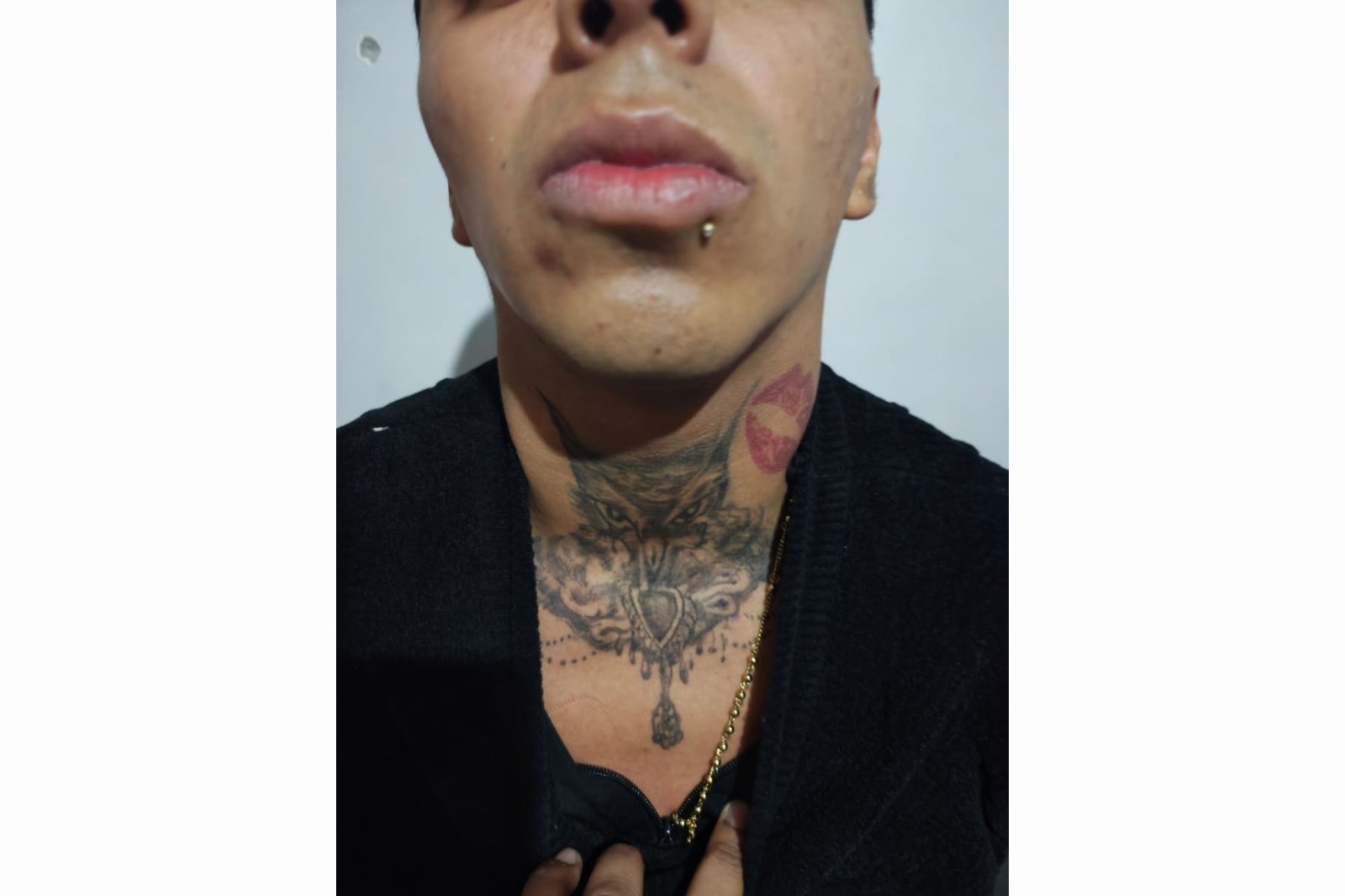 lucía un tatuaje de labios rojos