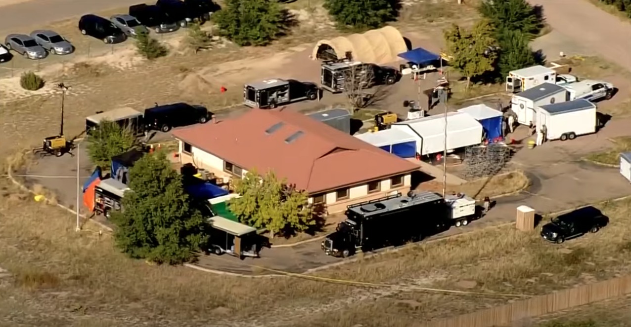 Cadáveres fueron apilados uno encima de otro en un pequeño edificio. Foto: Captura YouTube/CBS