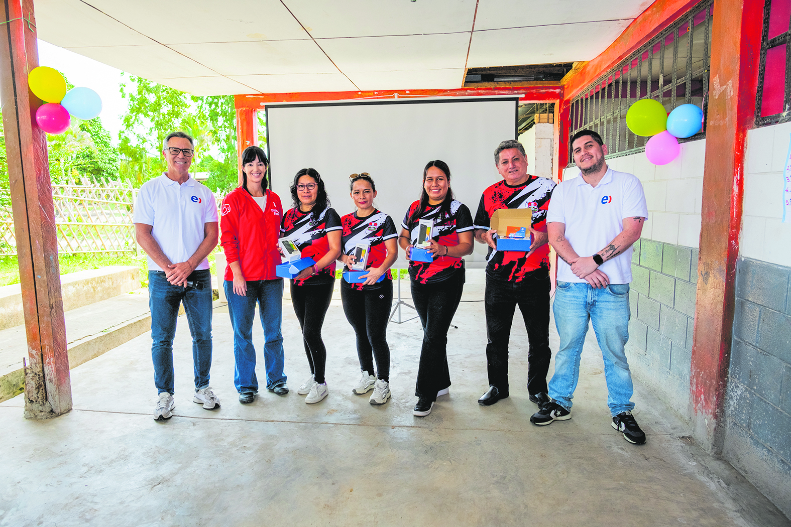 Más herramientas. La comunidad recibió celulares y laptops.
