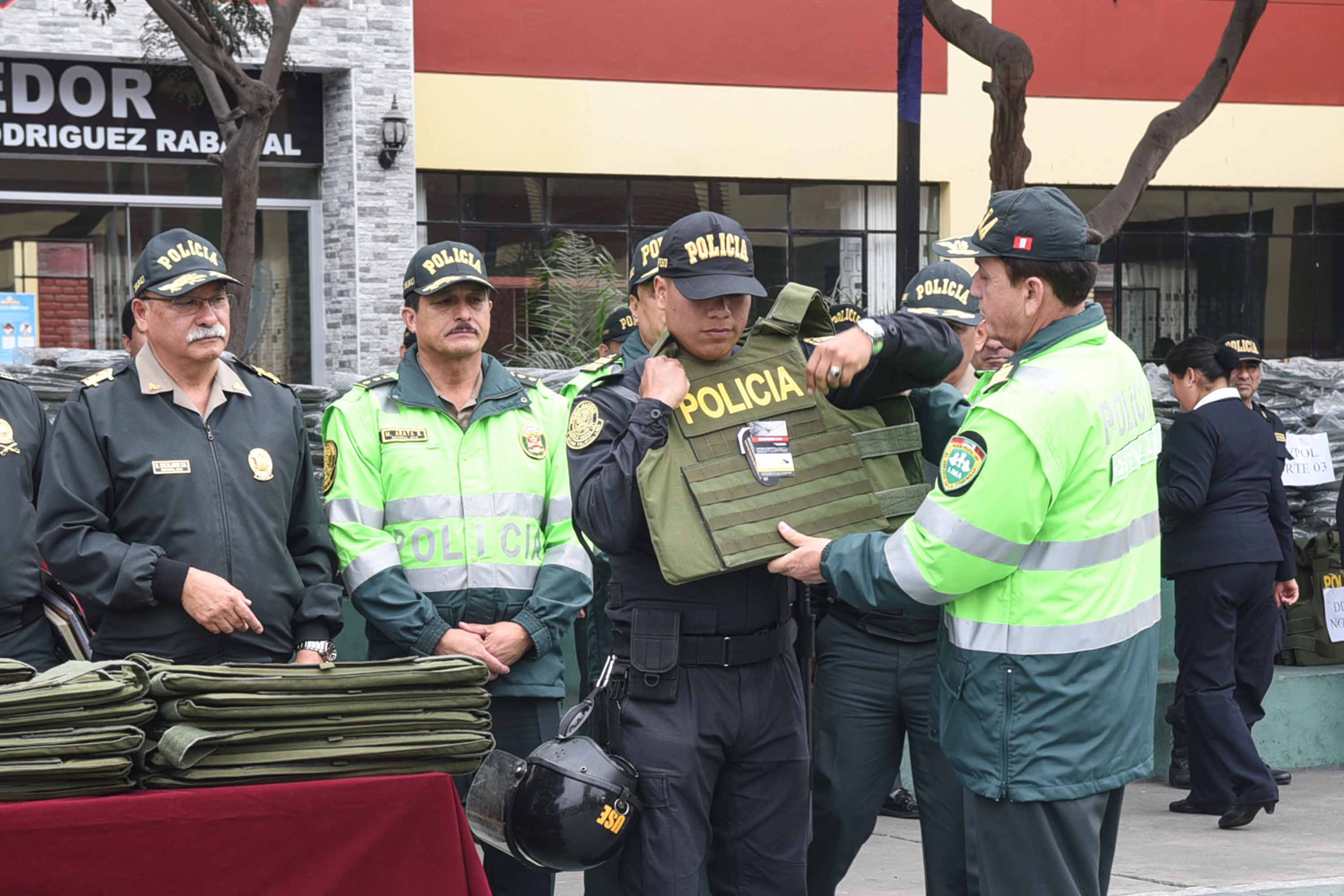 autos de lujo chalecos rotos alvina ruiz