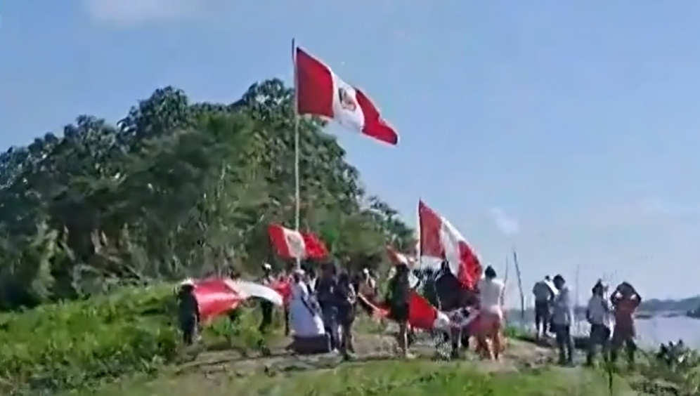 Izan bandera peruana en isla Chinería Santa Rosa