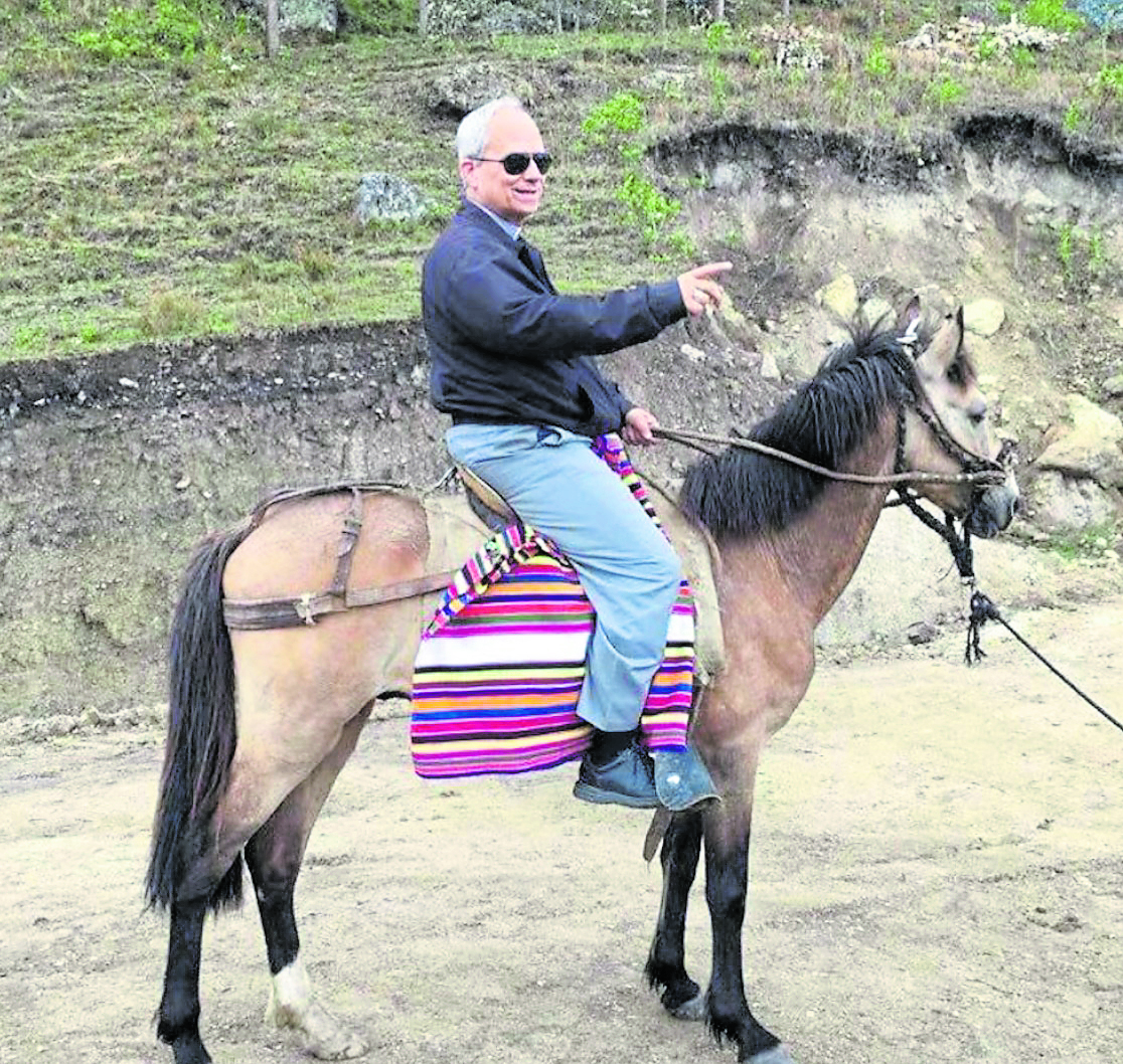El padre Robert Prevost, hoy papa León XIV, cuando se trasladaba a lomo de bestia por el norte del país.