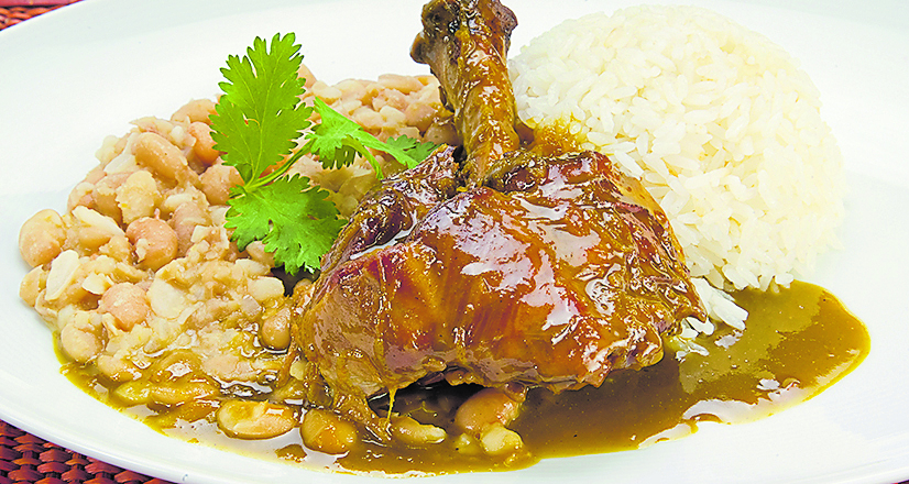 Espectacular seco de cabrito con frejoles.