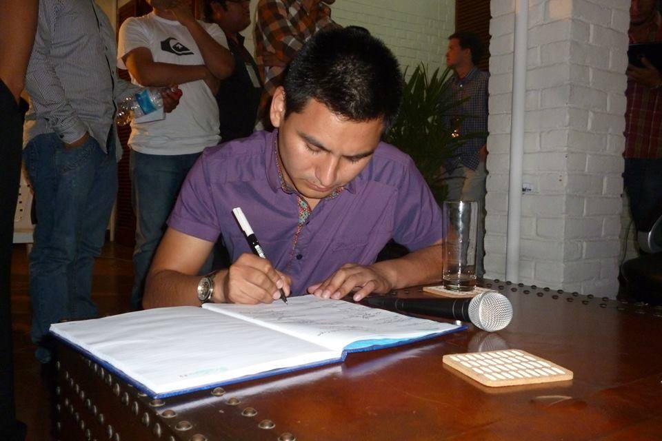 Marlon Ninahuanca firmando