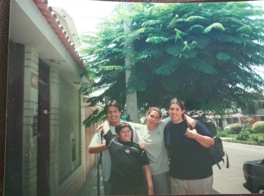 La familia Obregón al lado de la casa
