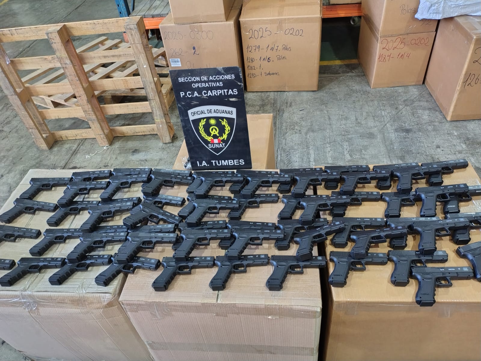 Decomisan réplicas de pistolas 