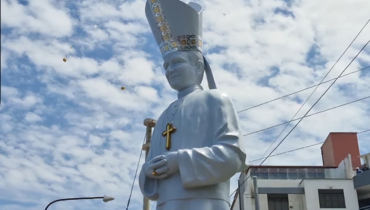 estatua papa leon XIV