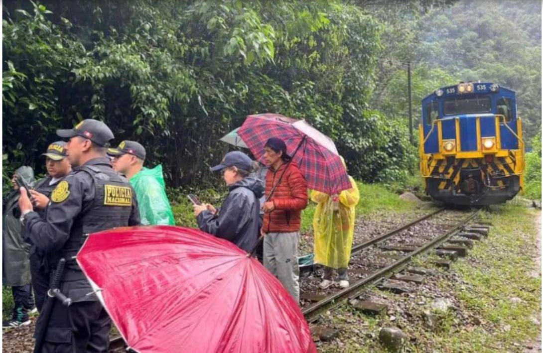 PNP atendiendo a los turistas