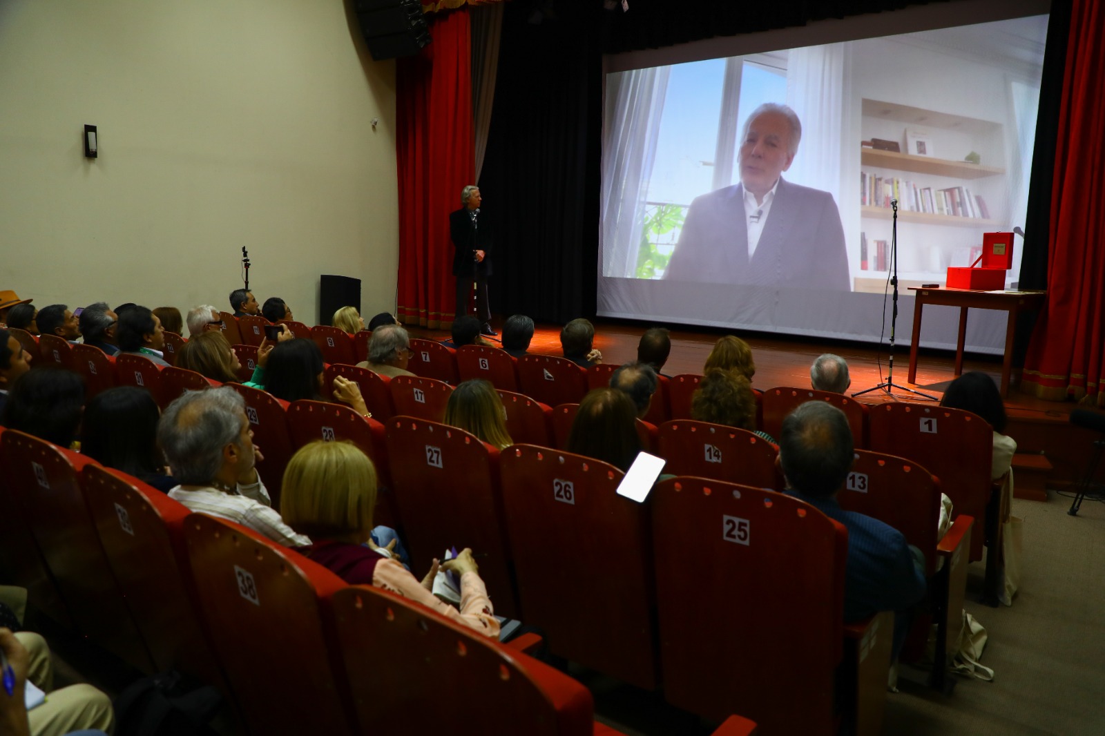 Homenaje a la distancia. Álvaro Vargas Llosa se sumó virtualmente al relanzamiento, describiendo cómo el museo revive la trayectoria "fértil, compleja, múltiple y aventurera" del Nobel, eternamente vinculado a Arequipa.