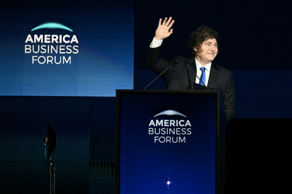 Milei saluda a Lionel Messi con broma en foro de empresarios. Foto: AFP