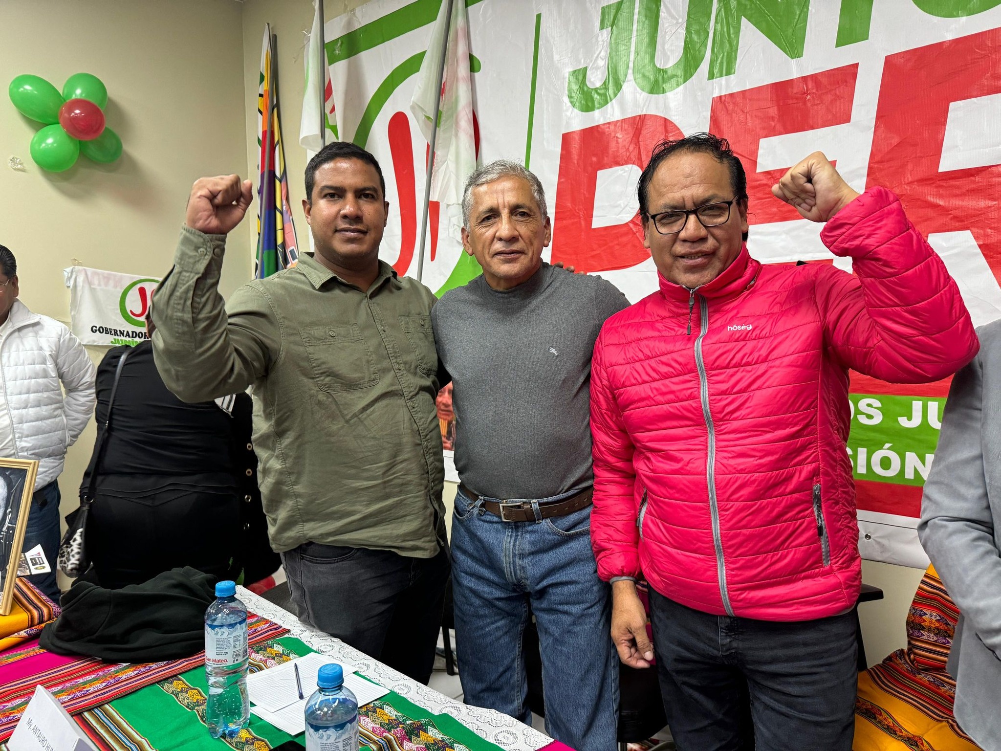 Zunini aparece junto al presidente de JP y a Antauro Humala, condenado por el asesinato de policías en el Andahuaylazo.