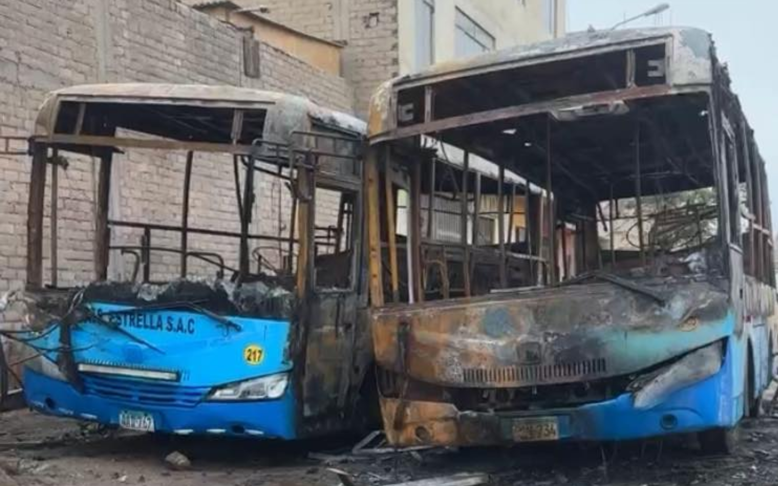 Empresa 'La Estrella' no saldrán a trabajar luego que extorsionadores incendiaran buses
