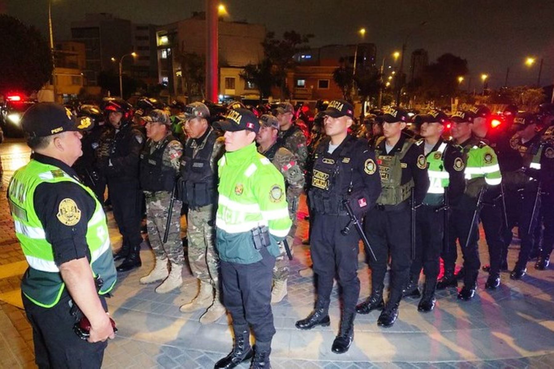 policías