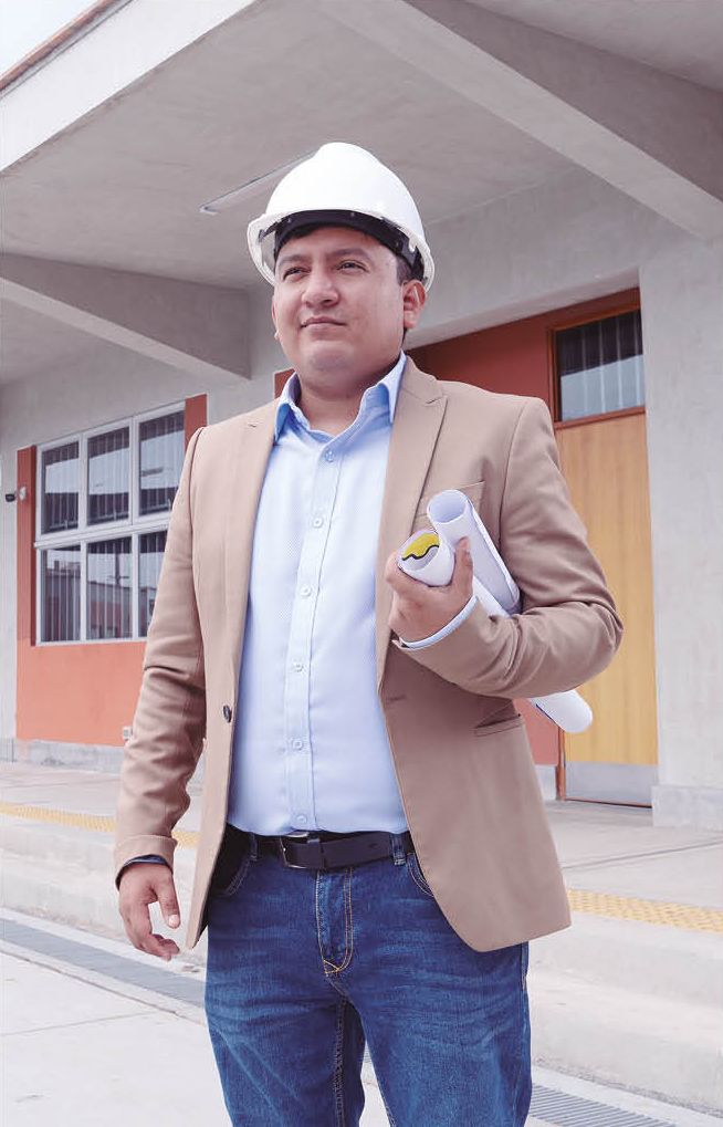 DE BECARIO A INGENIERO. Su ruta profesional inició en 2011 con la beca integral para estudiar en la Universidad Católica. Años después, el éxito como ingeniero civil le sonríe.
