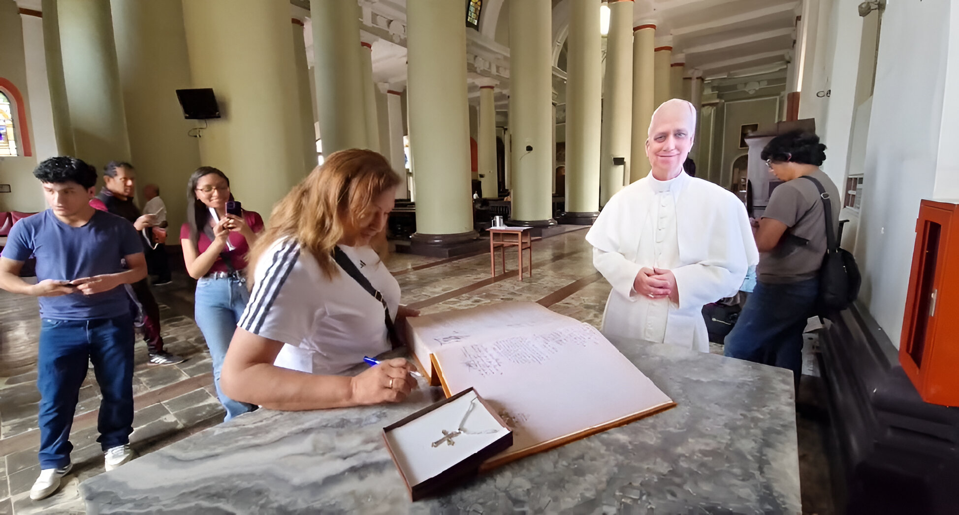 firmas libro papa leon XIV