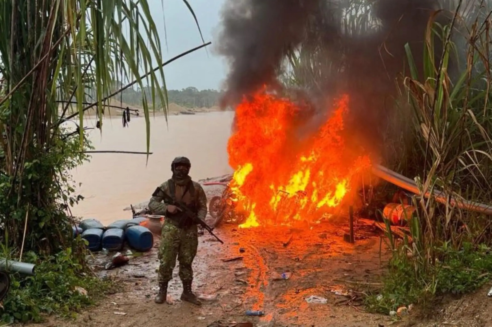 Ejército destruye 13 millones de soles en minería ilegal y narcotráfico