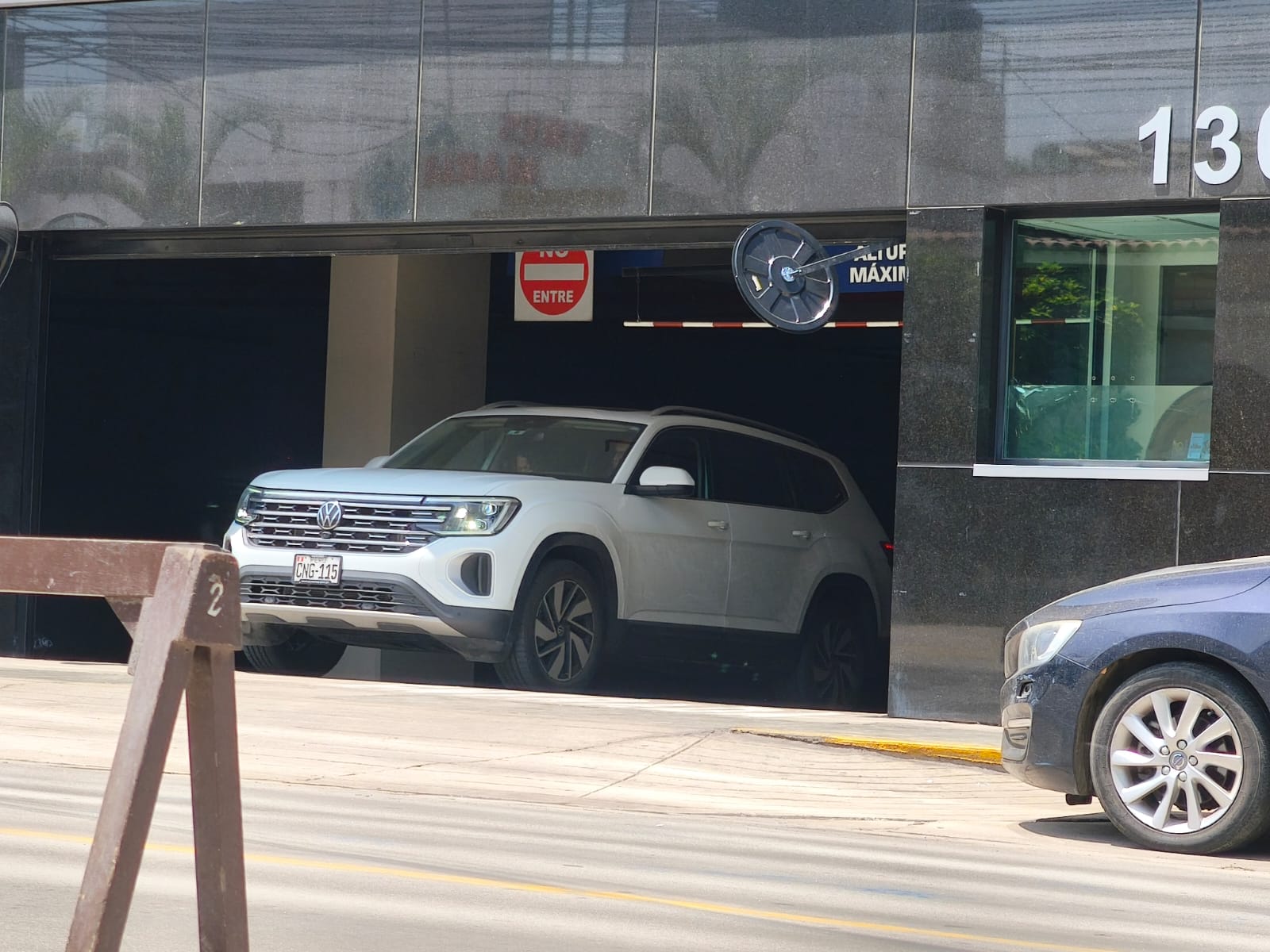 Auto de Marcela Chirinos, mamá de Adrián Villar, saliendo del Estudio Legal de César Nakasaki.