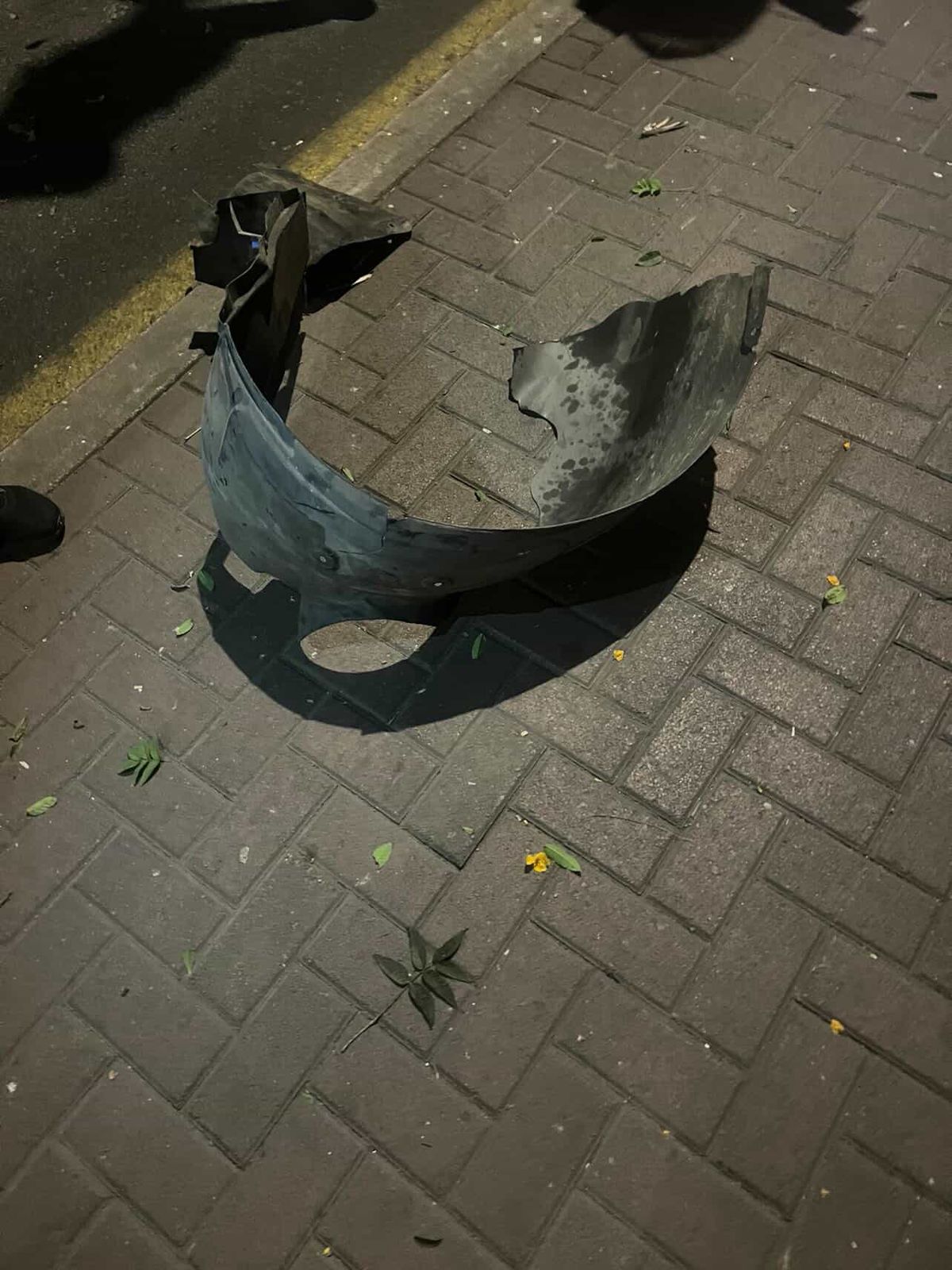 Pedazo de auto que manejaba Adrián Villar que quedó tirado en el accidente.