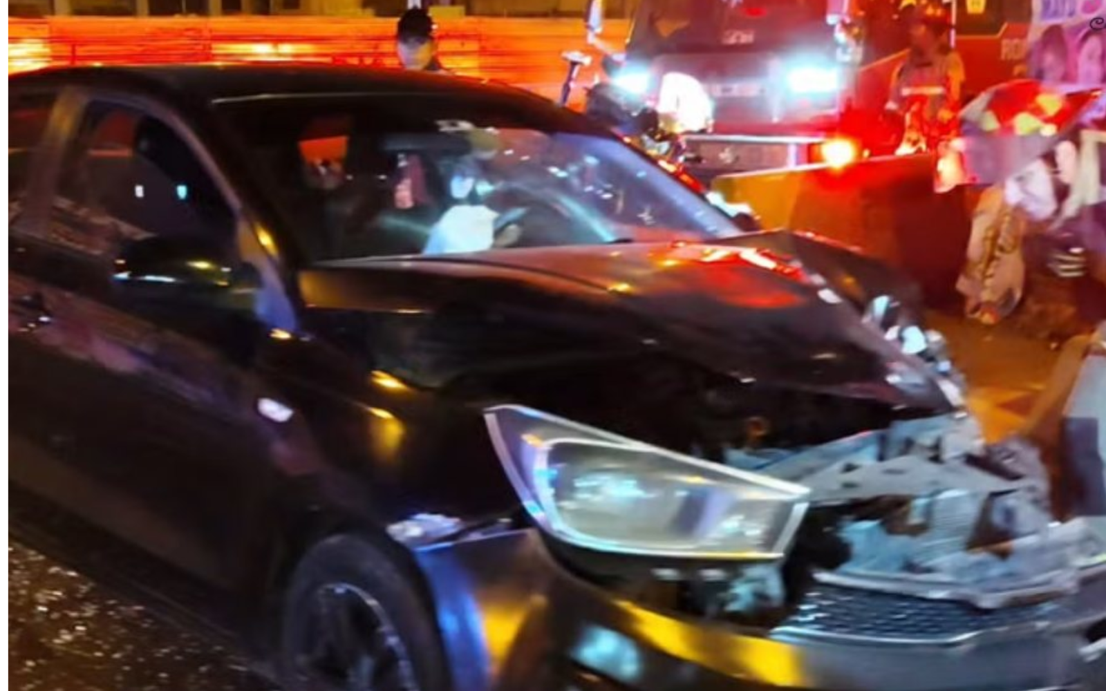 Semáforo apagado causa choque entre auto y camión en Lima