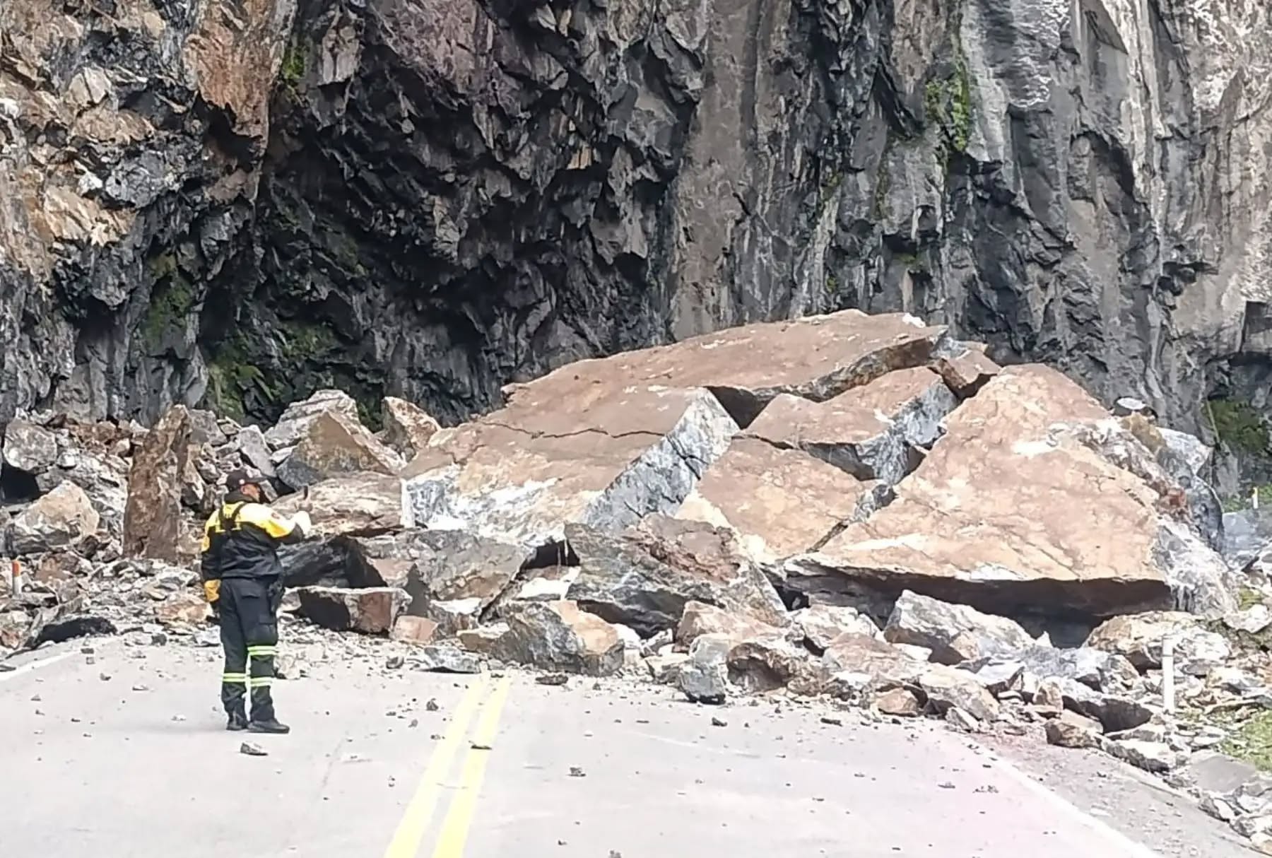 derrumbe carretera central