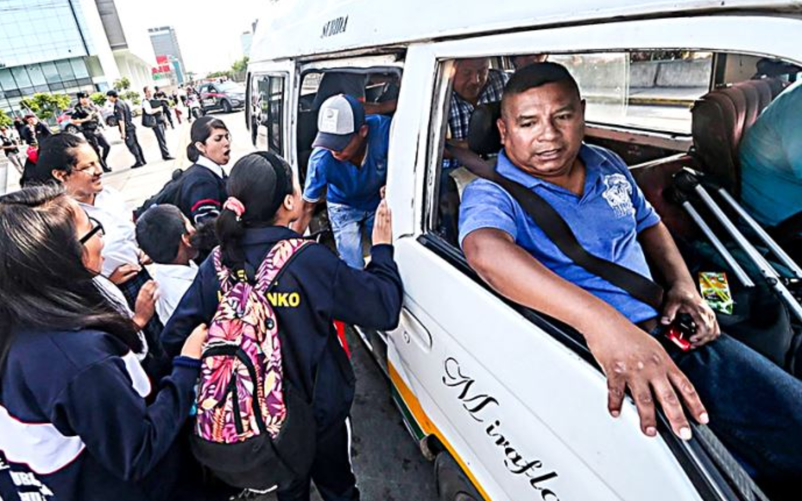 Multas millonarias por no respetar medio pasaje universitario