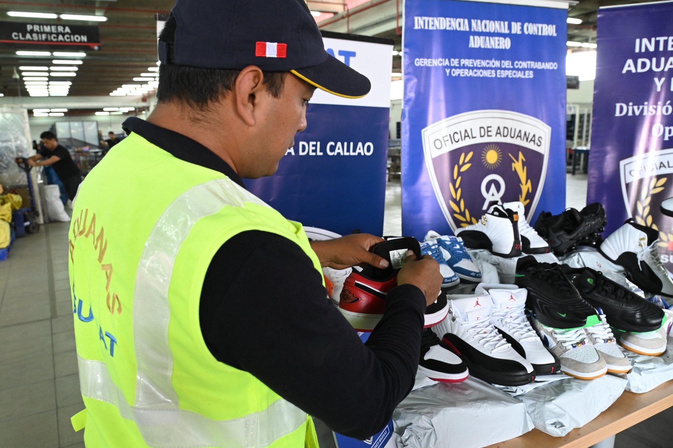 Sunat incauta 4 mil pares de zapatillas ilegales en Perú
