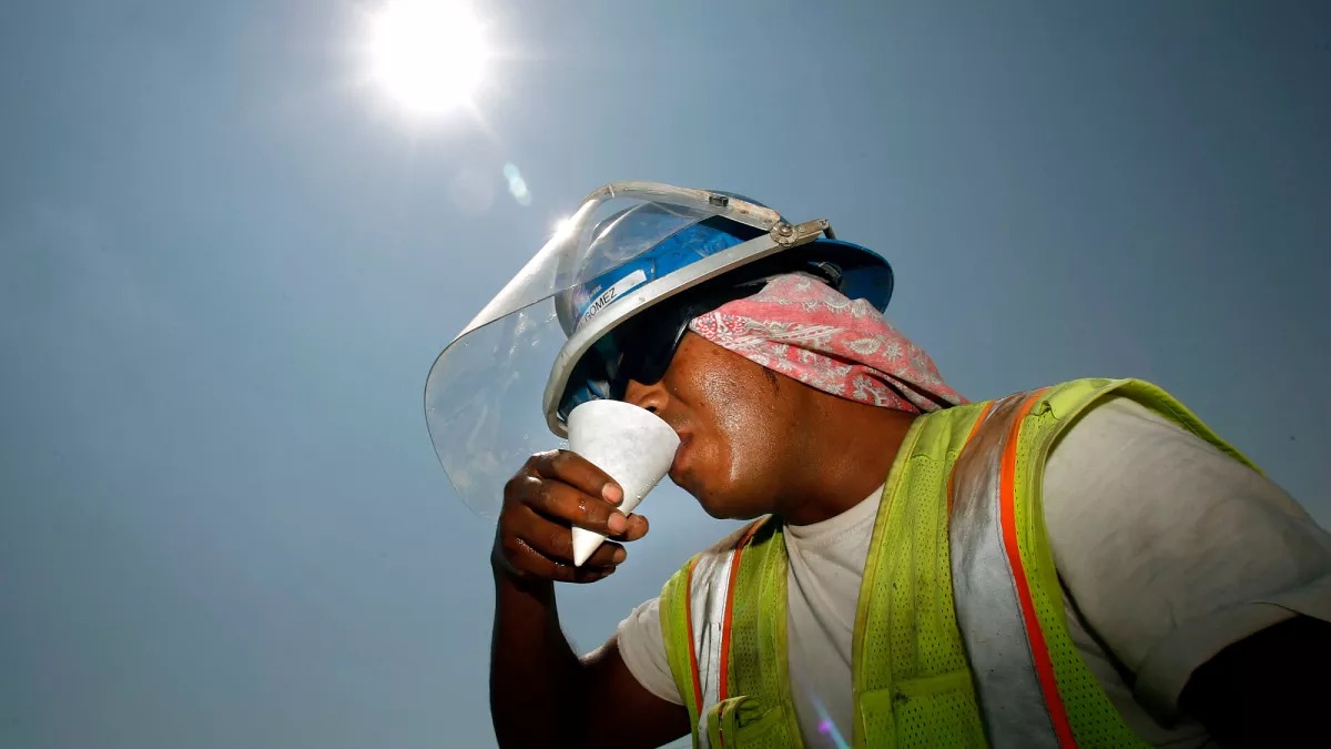 trabajador bajo el sol