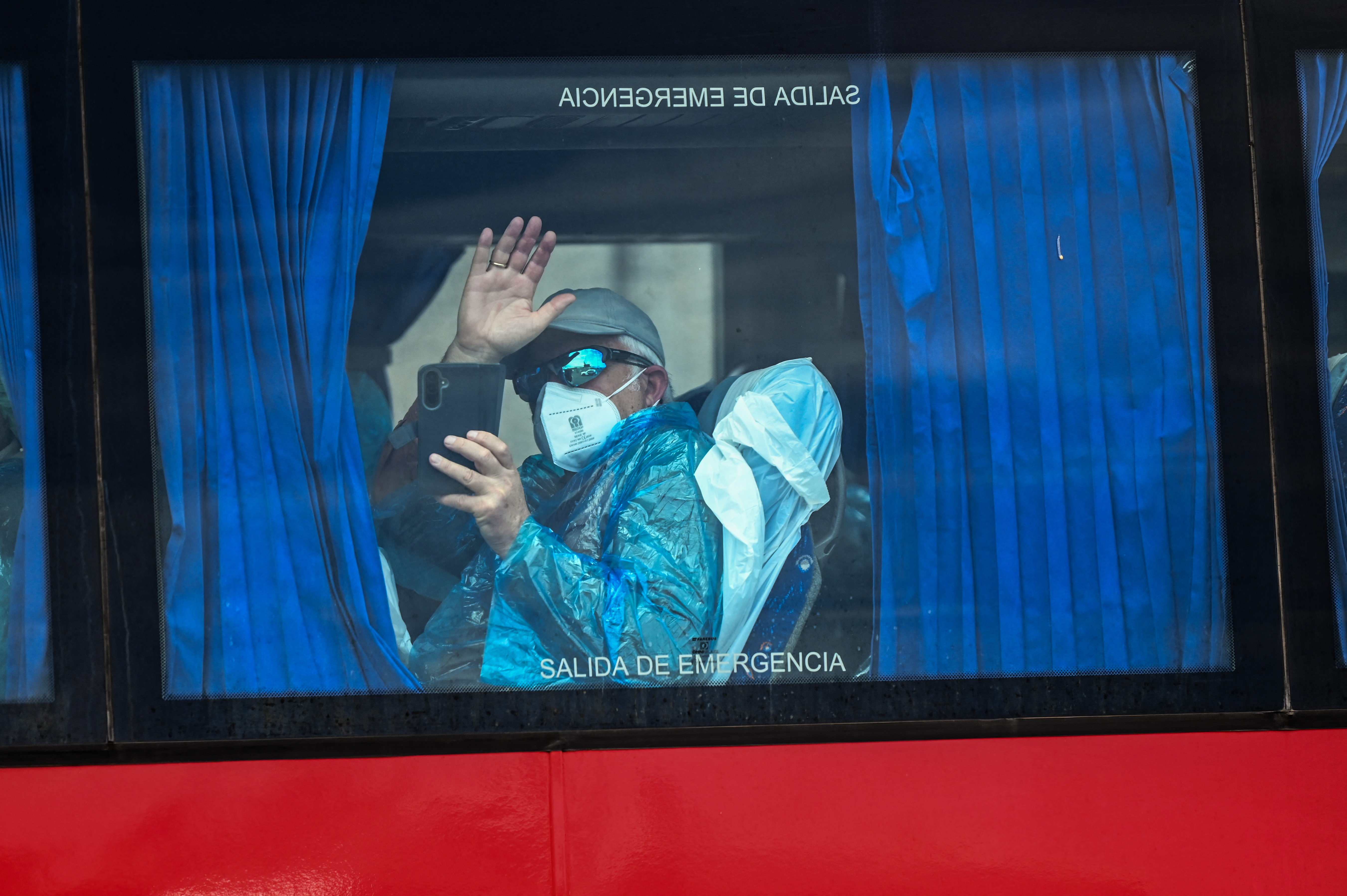 Comienza el desembarco de los primeros pasajeros del crucero MV Hondius