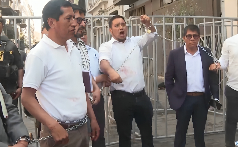 Alcaldes se encadenan protesta falta de presupuesto obras