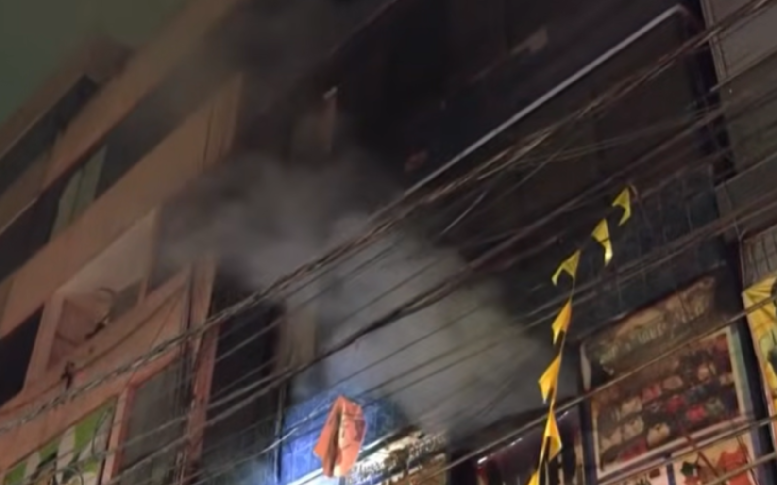 La Victoria: Fuego consume puesto de lencería por presunto cortocircuito