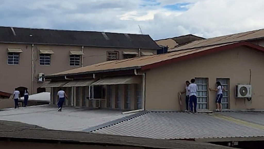 Adolescente abre fuego en escuela en Brasil y deja dos muertos