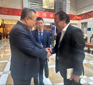 Roberto Sánchez durante su visita a China. Fuente: Congreso.
