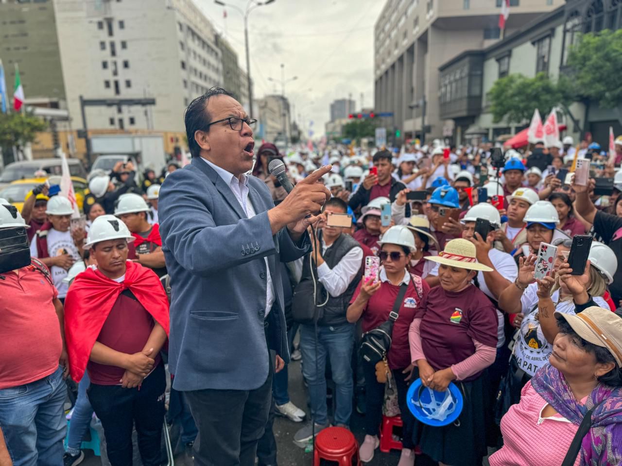 Roberto Sánchez en una manifestación de mineros artesanales en el frontis del Congreso. Fuente: Congreso
