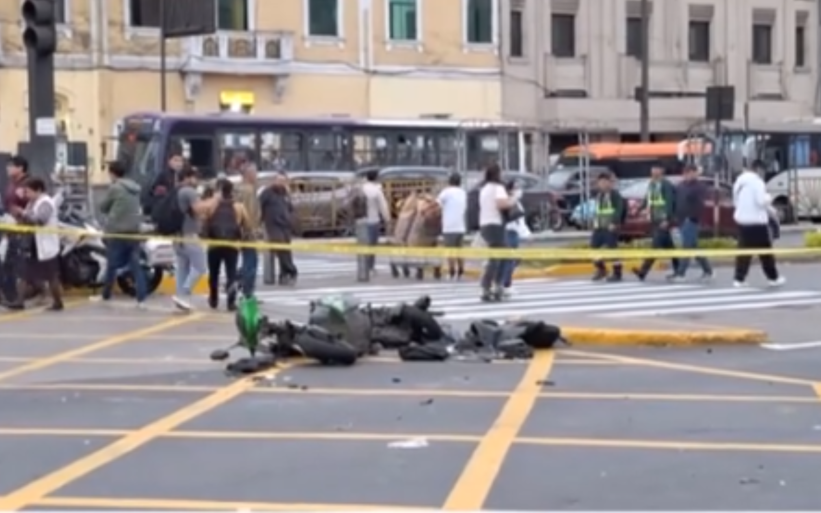 Breña: Motociclista muere tras violento choque contra camioneta en la Av. Alfonso Ugarte