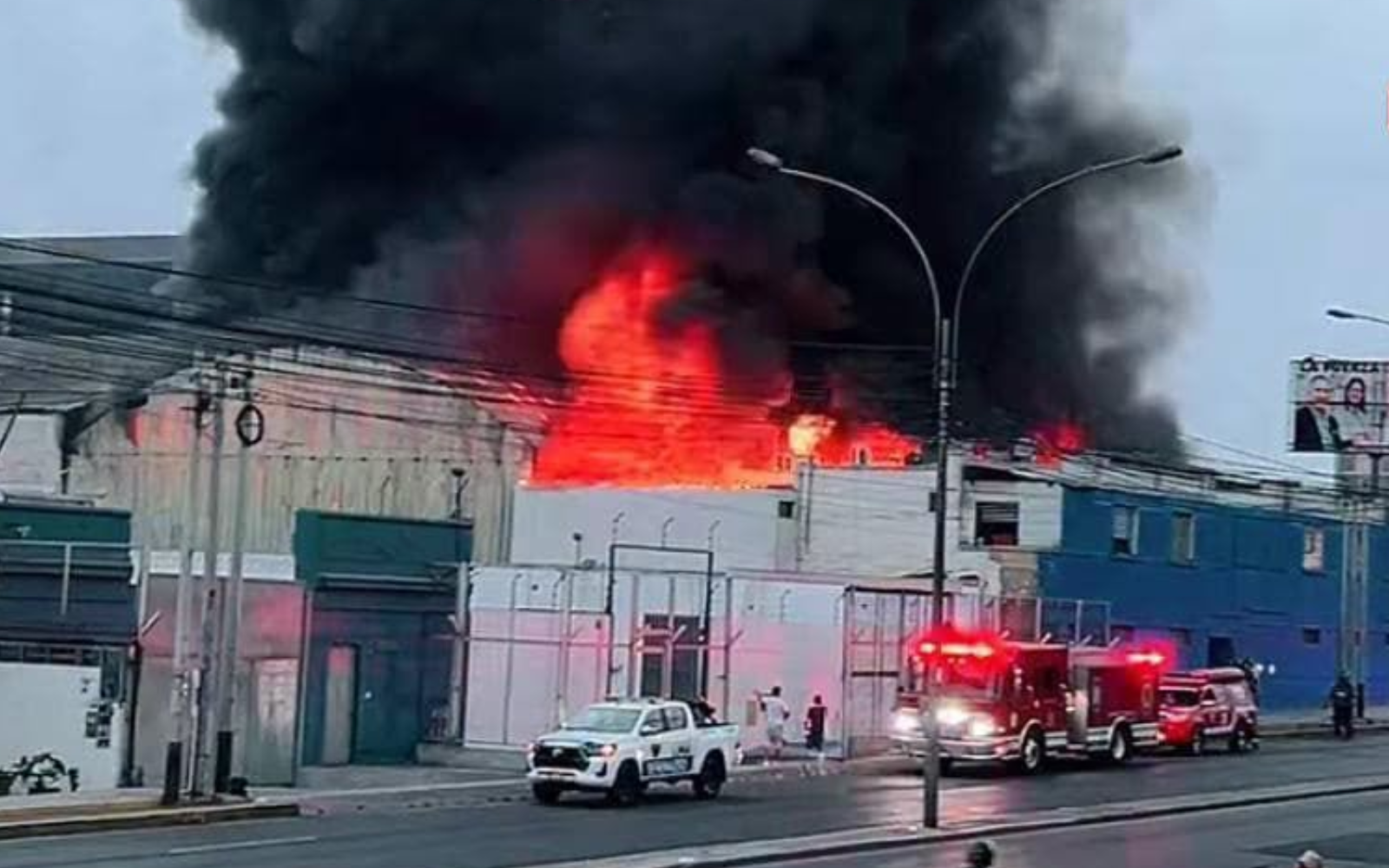 Cercado de Lima: Se incendia almacén de plásticos