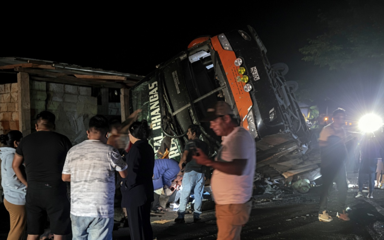 Bus turismo Chankas se despista y vuelca dejando 11 muertos y 15 heridos