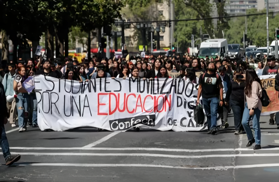Estudiantes de Chile van al paro nacional por recorte en Educación de José Antonio Kast