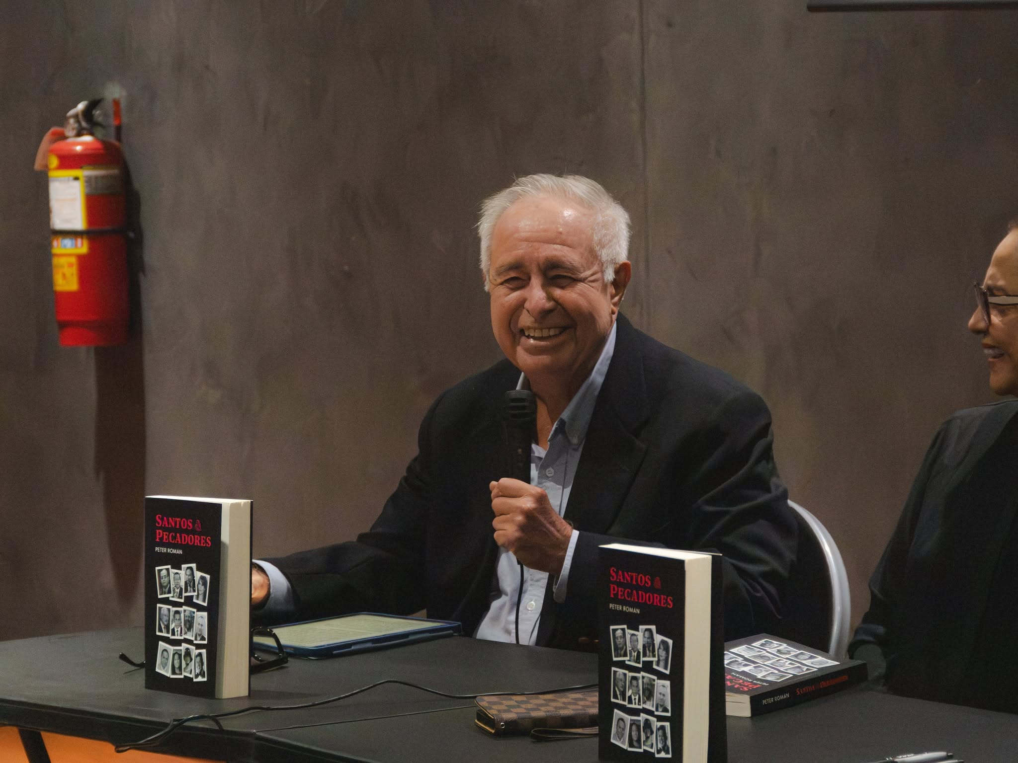 Gilberto Hume en la presentación del libro de Peter Román
