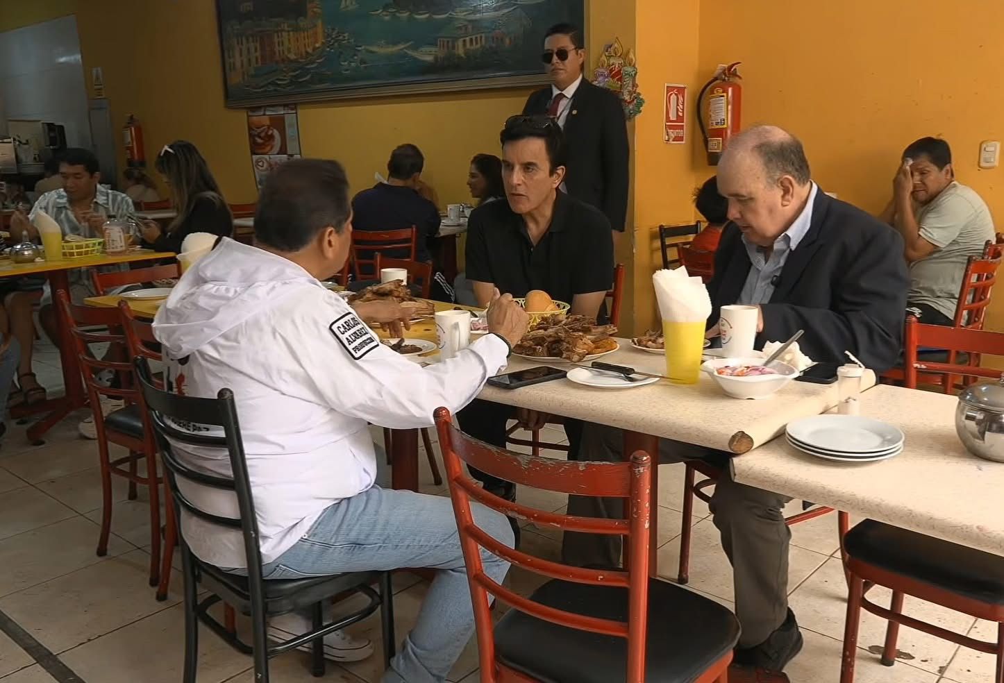 López Aliaga, Álvarez y Espá desayunaron juntos pan con chicharrón