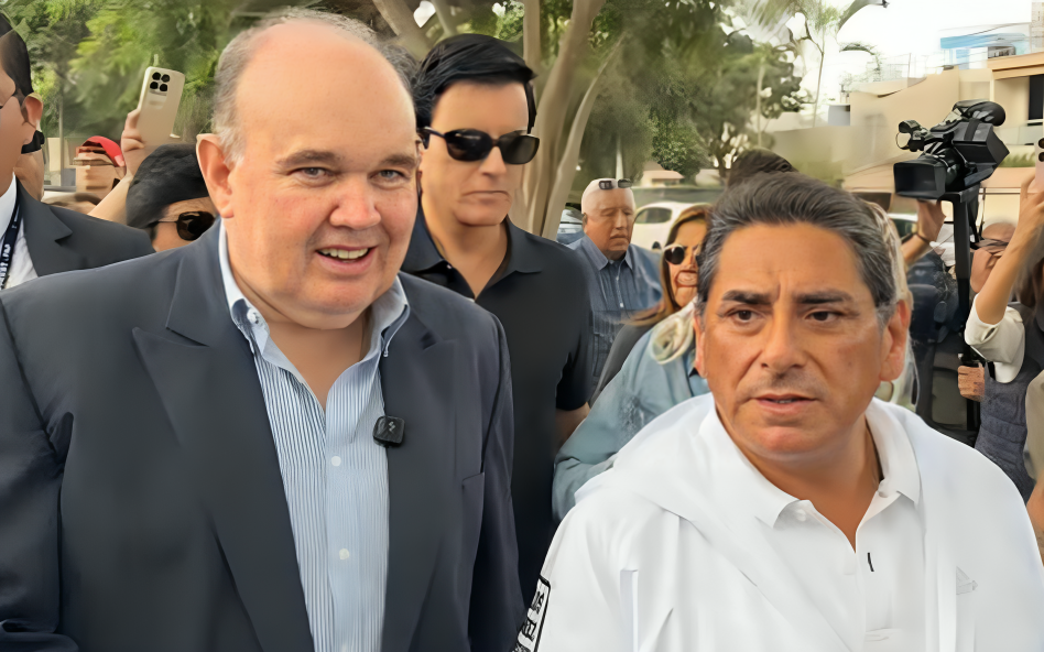 Rafael López Aliaga, Carlos Álvarez y Carlos Espá van juntos a votar por la segunda vuelta de las Elecciones 2026, en San Isidro