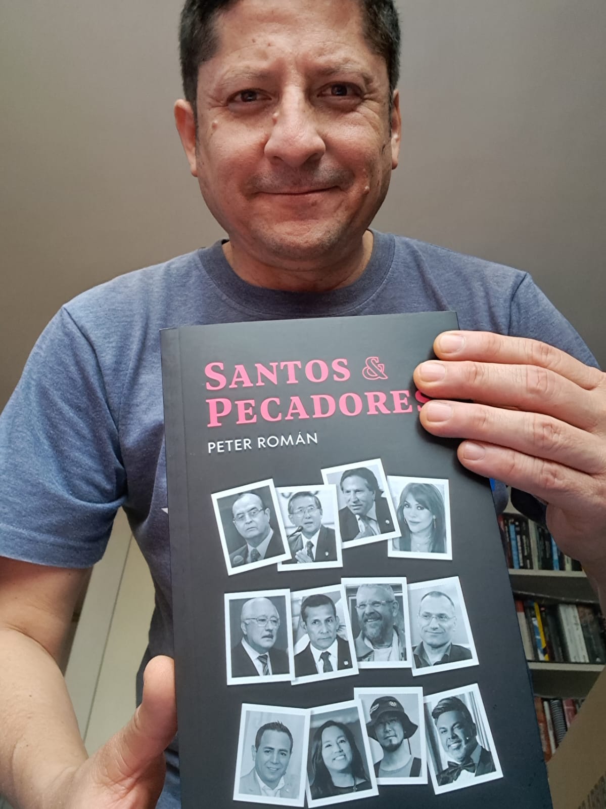 Peter Román con su libro Santos & Pecadores