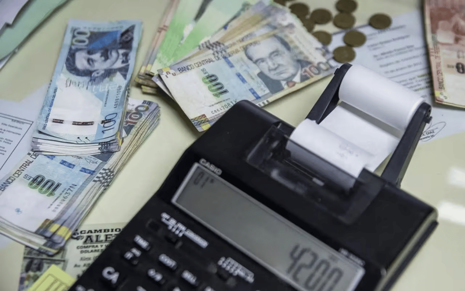 3 de cada 10 peruanos destinará el dinero de la gratificación para el pago de deudas